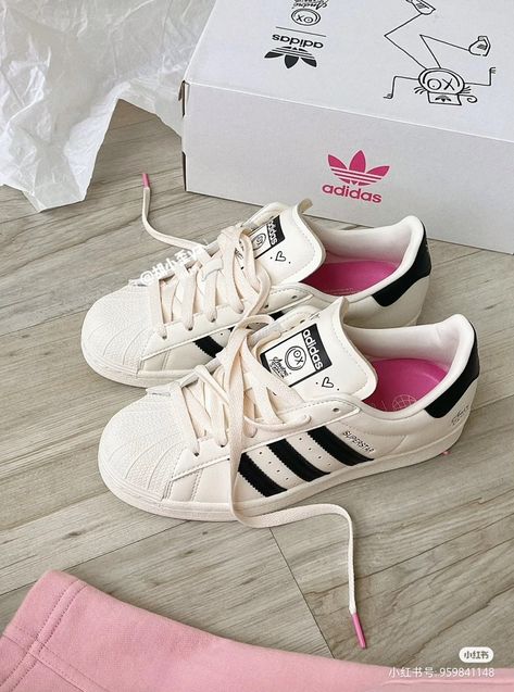 Sara Fashion, Men's Adidas (men), Dr Shoes, Hype Shoes, Swag Shoes, Canvas Shoes Women, Kendall Jenner Style, Trendy Shoes, Office Fashion