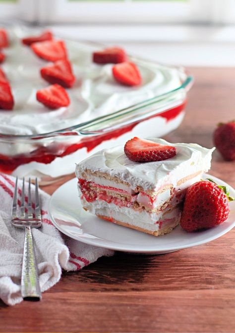 Sandwich Ice Cream, Strawberry Sandwich, Strawberry Ice Cream Cake, Strawberry Cheesecake Ice Cream, Easy Ice Cream Cake, Tasty Ice Cream, Super Easy Desserts, Cream Cake Recipe, Ice Cream Sandwich Cake