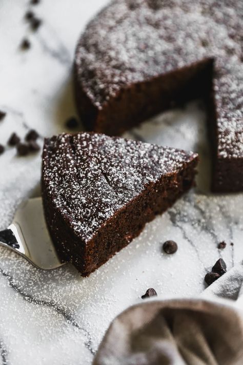 A moist, tender crumb and deeply dark chocolate flavor make this easy chocolate olive oil cake recipe a standout. Simple and delicious! Oil Cake Recipe, Chocolate Olive Oil Cake, Olive Oil Cake Recipe, Holiday Meal Planning, Chocolate Bourbon, Slow Cooker Pasta, Chocolate Chip Cookie Cake, Fudge Frosting, Oil Cake