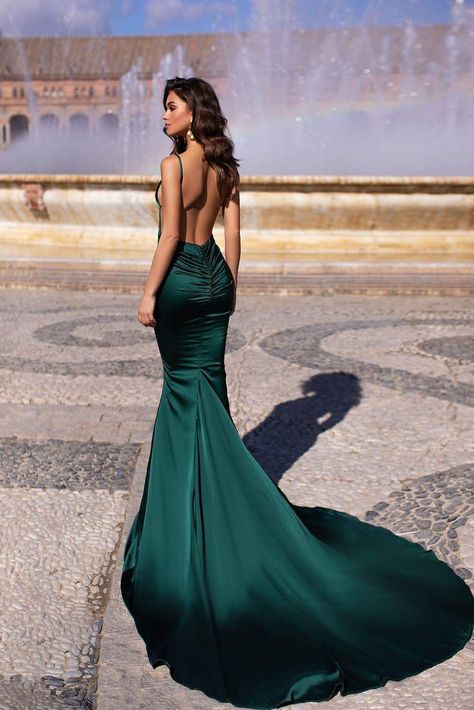 Maribel - Teal Mermaid Gown with Plunge Neck & Tie-Up Back Detail Cocktail Dresses With Sleeves, Emerald Dresses, Dress Display, 파티 드레스, Pretty Prom Dresses, Green Prom Dress, Prom Outfits, Grad Dresses, Elegant Dresses For Women