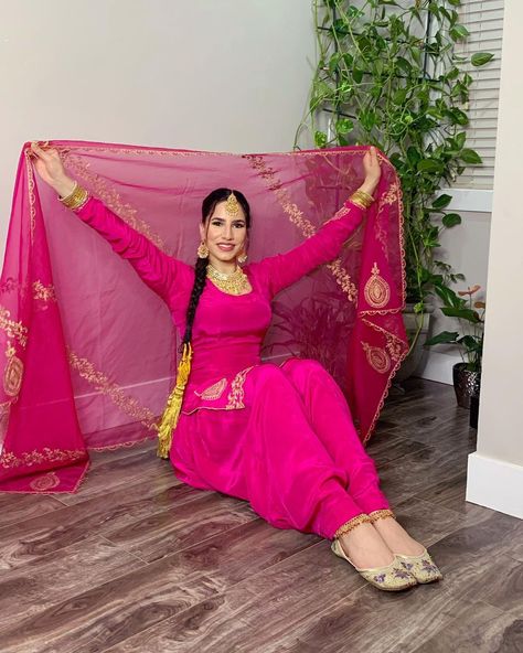 KIRAN DHALIWAL 💪🏼 on Instagram: “Pasand jatti appe aa jau 🥰 Pick your fave 1, 2 or 3? Outfit from @kheenkhaab_boutique” Magenta Suit, Ladies Suits Indian, Punjabi Suits Party Wear, South Indian Bride Saree, Punjabi Suits Designer Boutique, Combination Dresses, Pakistani Bridal Makeup, Punjabi Fashion, Velvet Dress Designs