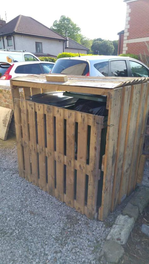 Pallet Garbage Bin Storage Shed Pallet Sheds, Pallet Cabins, Pallet Huts & Pallet Playhouses Garbage Bin Storage, Pallet Sheds, Garbage Can Storage, Diy Storage Shed Plans, Bin Shed, Pallet Playhouse, Garbage Storage, Diy Storage Shed, Pallet Shed