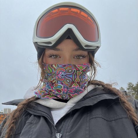 Ski Hairstyles Helmet, Skiing Hair, Ski Girl Aesthetic, Ski Hairstyle, Skiing Hairstyles, Ski Hair, Snowboarding Hairstyles, Ski Girls, Ski Fits