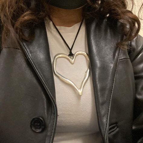 Big Pendant Necklace Aesthetic, Big Necklace Aesthetic, Metal Heart Necklace, Yk2 Jewelry, Big Necklace Outfit, Heart Necklace Outfit, Heart Necklace Aesthetic, Pendant Necklace Aesthetic, 2023 Necklace