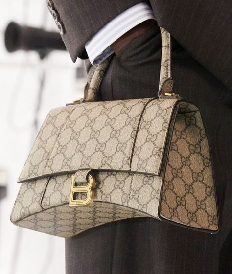 Gucci Balenciaga_Hourglass_bag Balenciaga Hourglass Bag, Tas Hermes, Ladies Designer Handbags, Gucci Balenciaga, Sacs Design, Retro Purse, Gucci Handbag, Tas Fashion, Phoebe Philo