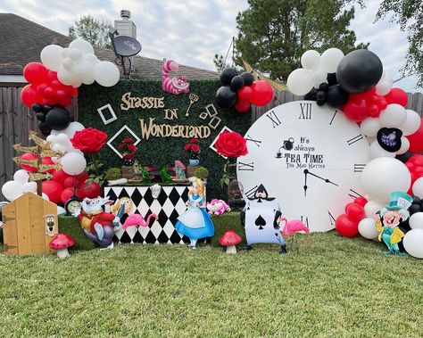 Wonderland Party Decorations, Alice In Wonderland Diy, Alice In Wonderland Decorations, Alice In Wonderland Tea Party Birthday, Ninjago Birthday, Onederland Birthday Party, Mickey Mouse 1st Birthday, Dj Dance, Mad Hatter Party