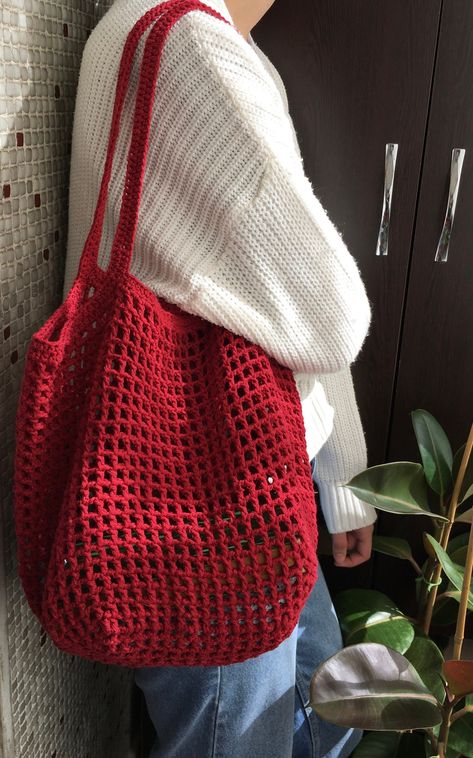 Cute Crochet Market Bag, Crochet Purse Outfit, Crochet Projects Fast, Crochet Stitches For Bags, Red Crochet Tote Bag, Crochet Bag Inspiration, Red Crochet Projects, Crochet Projects Small, Simple Crochet Tote Bag