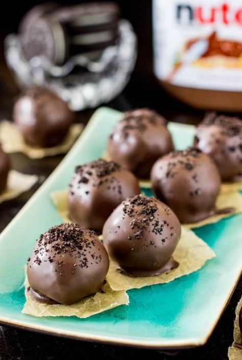 Nutella Truffles -- Only 4 ingredients, these are so good and so easy to make! Brownies Truffles, Nutella Truffles, No Bake Truffles, Pumpkin Truffles, Truffles Chocolate, Homemade Chocolate Truffles, Vegan Truffles, Brownie Truffles, Easy Truffles