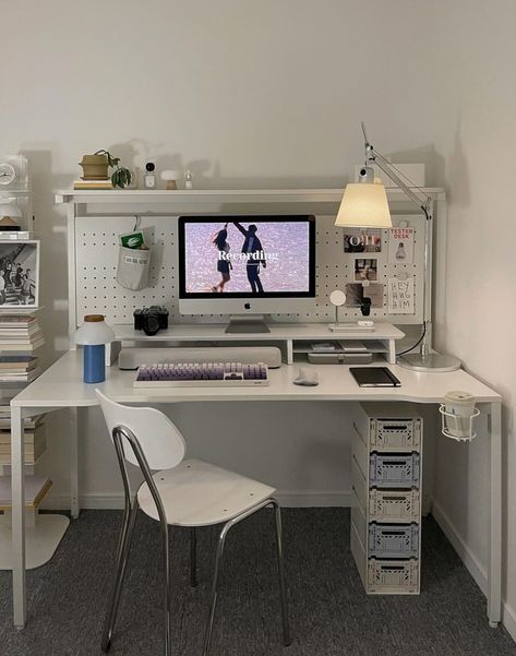 Bedroom desk idea Y2k Desk Setup, Desk Placement In Bedroom, Bedroom Desk Setup, Small Room Setup, Desk Idea, Small Bedroom Inspiration, Bedroom Ideas For Small Rooms Cozy, Desk Inspo, Desk Inspiration