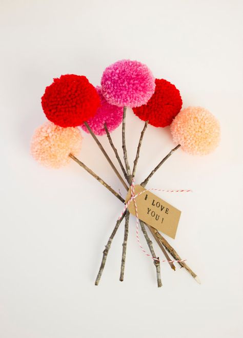 Pom Pom Flowers.  I love the simplicity ... so sweet!  ~♥~ Pom Flowers, Kerajinan Diy, Pom Pom Flowers, Pom Pom Crafts, Diy Projects To Try, Diy Flowers, Diy Inspiration, Kids Crafts, Pom Poms