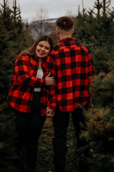 Couple Christmas Pictures Plus Size, Christmas Tree Farm Couple Photos, Tree Farm Engagement Pictures, Couple Christmas Pictures Outdoors, Christmas Couple Photoshoot, Christmas Photography Couples, Christmas Tree Photoshoot, Christmas Tree Farm Pictures, Tree Farm Pictures