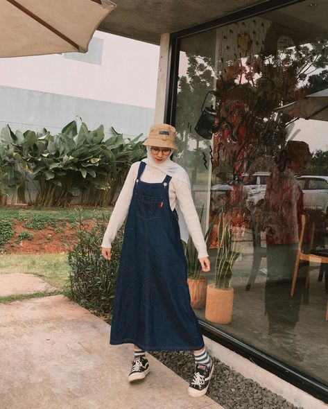 Denim Dress Hijab Outfit, Ootd Overall Hijab Rok, Overalls Outfit Hijab Dress, Outfit Overall Hijab, Overall Dress Hijab, Overall Rok, Overall Hijab, Stylish Outfits Casual, Rok Outfit