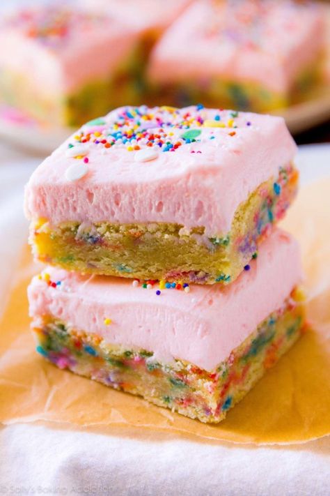 Frosted sugar cookie bars are soft, chewy, and topped with creamy vanilla buttercream and sprinkles! Recipe on sallysbakingaddiction.com Easy Birthday Desserts, Healthy Breakfast Bowl, Sugar Cookie Bars, Sugar Cookie Frosting, Soft Sugar Cookies, Gateaux Cake, Birthday Desserts, Cookie Bar Recipes, Mini Cheesecakes