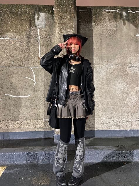 How To Style Cat Beanie, Dress And Beanie Outfit, Goth Beanie Outfit, Cat Beanie Outfit Aesthetic, Y2k Asian Outfits, Y2k Fashion Fall, Goth Outfits Y2k, Y2 K Outfit, Asian Y2k Outfits