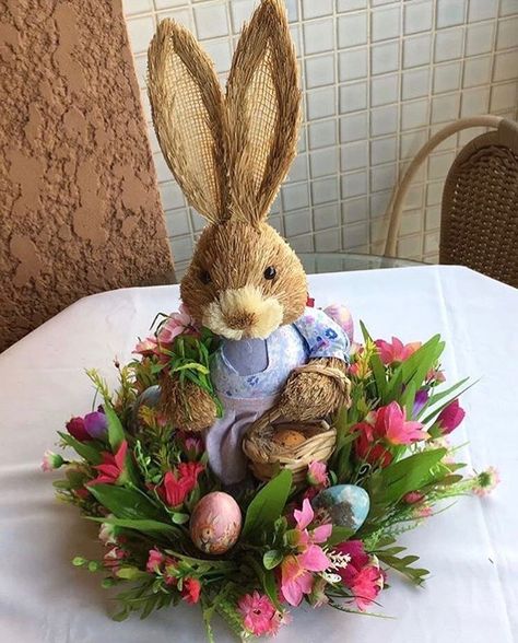 Easter Floral Decorations, Easter Bunny Centerpiece, Easter Outdoor, Easter Floral Arrangement, Easter Flower Arrangements, Easter Arrangement, Easter Spring Wreath, Easter Wreath Diy, Tafel Decor