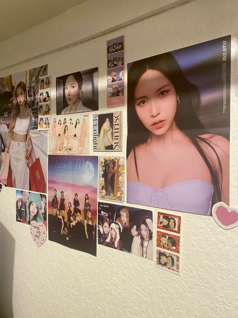 Kpop Wall, Wall Collage Decor, Room Ideas Aesthetic, Desk Makeover, Poster Display, Poster Room, Room Desk, Cute Room Ideas, Kpop Posters