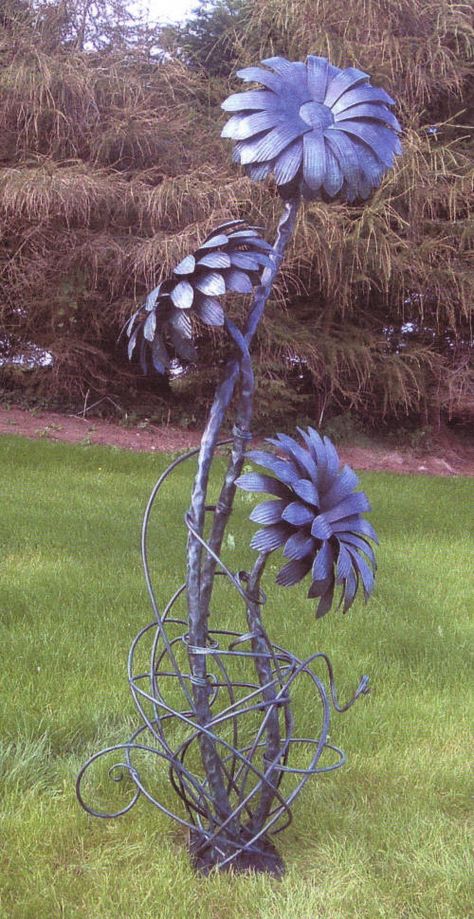 Forged Steel Sun Flower Metal Flower Sculpture, Metal Garden Art Diy, Metal Flower Art, Spiral Staircases, Exquisite Gardens, Welding Art Projects, Steel Flowers, Metal Tree Wall Art, Wrought Iron Gates