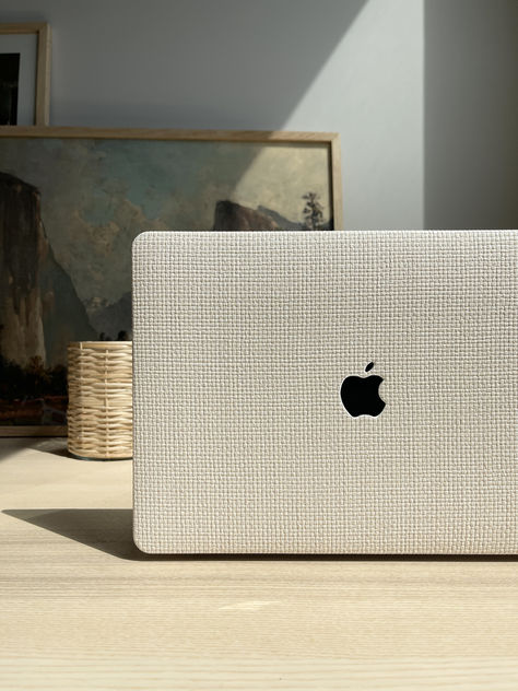 Woven MacBook Case Desk Pad Aesthetic, Macbook Aesthetic Case, Macbook Pro Aesthetic, Wishlist Ideas Aesthetic, Ipad Decorations, Macbook Case Aesthetic, Pretty Office Space, Ceo Office, Macbook Cover