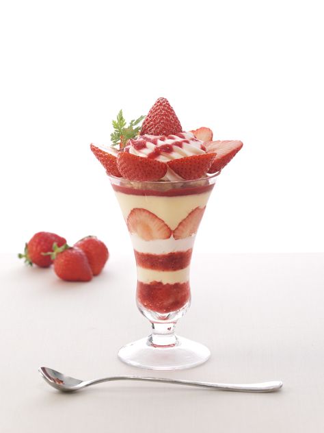 Parfait Japan Dessert, Thanksgiving Sweets, Strawberry Parfait, Berry Parfait, Parfait Desserts, Kawaii Dessert, Amazing Food Decoration, Creative Desserts, Kawaii Food