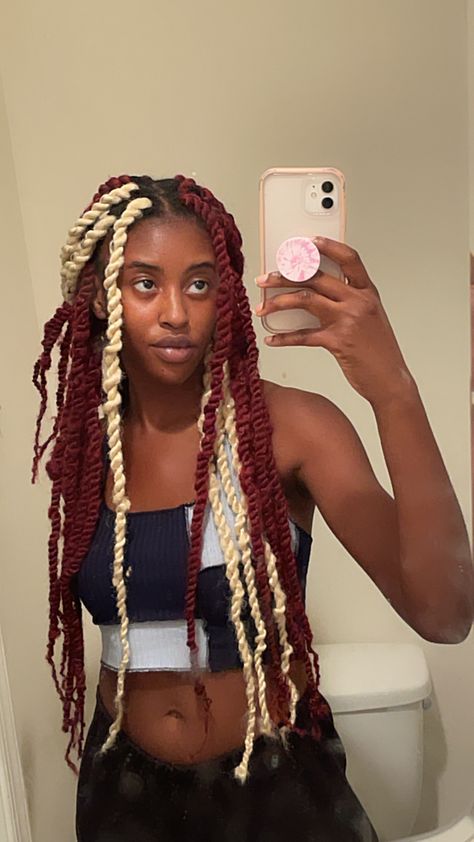 Blonde and burgundy marley twist braids Marley Twists Blonde, Platinum Blonde Skunk Stripe, Burgundy And White Hair, Burgundy Hair With Blonde, Skunk Stripe Braids, Blonde Skunk Stripe, Burgundy Background Aesthetic, Marley Twist, Skunk Hair