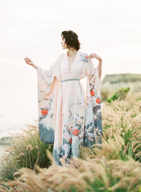 Japanese-Style Wedding Inspiration With Blooms Galore Japanese Wedding Dress, Moda Kimono, Kimono Style Dress, Bridal Kimono, Japanese Wedding, Wedding Kimono, Japanese Dress, Sleeve Wedding Dress, Kimono Style