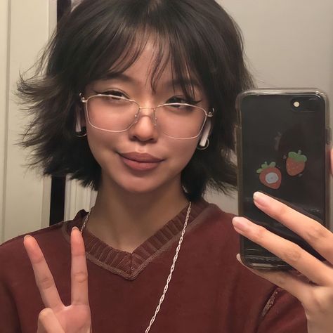 Short Hair With Bangs Aesthetic, Shizuku Haircut, Latina Short Hair, Haircuts Ideas For Women, Haircuts For Round Face, Change Inspiration, Face Shape Hair, Haircuts For Round Face Shape, Short Hair Glasses