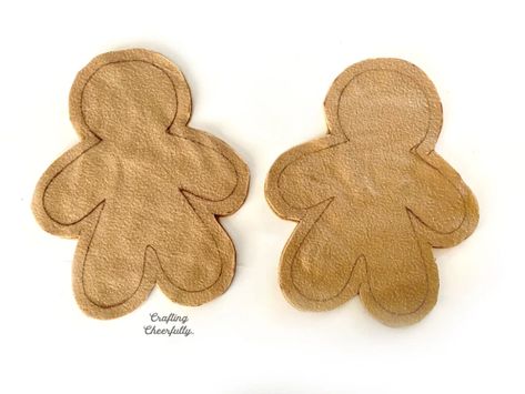 Fleece Gingerbread - Free Sewing Pattern - Crafting Cheerfully Gingerbread Patterns Printable, Gingerbread Pattern, Gingerbread Ideas, Primitive Christmas Decorating, Gingerbread Diy, Gingerbread Crafts, Gingerbread Decorations, Creepy Christmas, Plushie Patterns