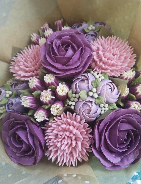 Cupcake Floral, Cupcake Flower Bouquets, Cupcake Flowers, Piping Buttercream, Elegant Cupcakes, Cake Bouquet, Cupcake Bouquets, Purple Cupcakes, Chocolate Covered Fruit