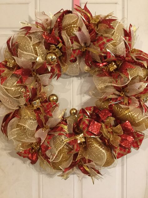 Red And Gold Christmas Wreath Deco Mesh, Gold And Red Christmas Wreath, Red And Gold Wreaths, Red And Gold Wreath Christmas, Red And Gold Christmas Wreath, Gold Wreath Christmas, Christmas Centre Pieces, Christmas Deco Mesh Wreath, Christmas Deco Mesh