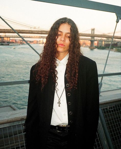 Rachelle Vinberg, 070 Shake, Masc Fashion, Masc Women, Emo Girls, Long Curly Hair, Attractive People, Long Curly, Girl Icons