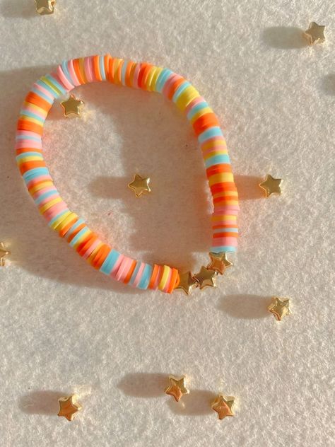 Bracelet Bead Ideas Aesthetic, Beachy Aesthetic Clay Bead Bracelets, Bracelets Ideas Clay Bead, Clay Bead Stack Ideas, Aesthetic Preppy Bracelets, Bracelets Clay Beads Preppy, Preppy Summer Bracelets Clay Beads, Beaded Jewelry Preppy, Preppy Beaded Bracelet Ideas