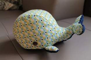 Makerist - C'est la baleine, qui tourne qui virreeee! - 1 Diy Couture, Piggy Bank, Dinosaur Stuffed Animal, Parfait, Internet, Couture, Sewing, Toys, Animals