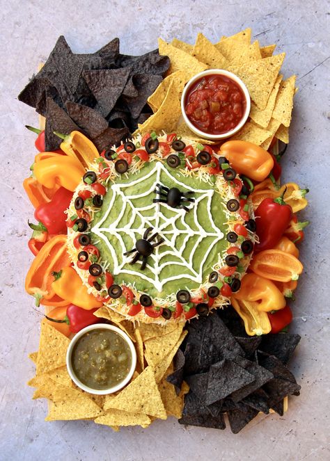 Dip Board, Plat Halloween, Bolo Halloween, Recetas Halloween, Halloween Party Appetizers, Seven Layer Dip, Halloween Food Appetizers, Leftover Halloween Candy, Halloween Movie Night