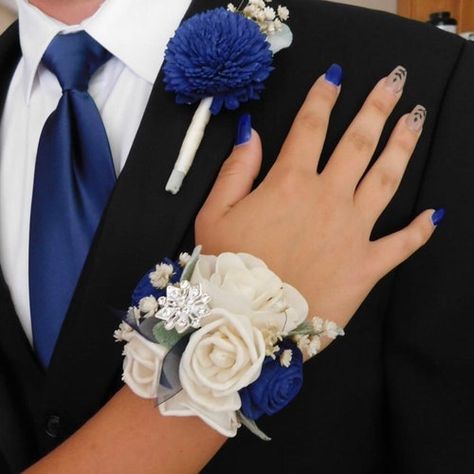 Prom Flowers Bouquet, Prom Flowers Corsage, Blue Corsage, Prom Corsage And Boutonniere, Wrist Corsage Prom, Corsage And Boutonniere Set, Wood Flower Bouquet, Fleurs Diy, Corsage And Boutonniere