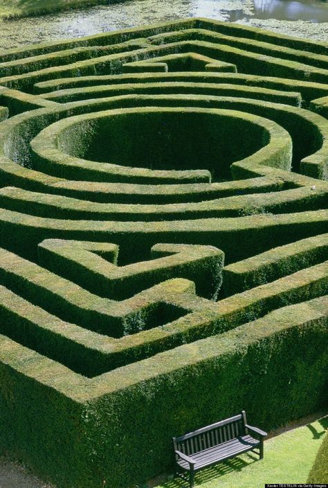 14 Of The Most Epic, Confusing, And Beautiful Mazes On Earth Amazing Maze, Labyrinth Garden, Labyrinth Maze, Labyrinth Design, Topiary Garden, Formal Gardens, Unique Gardens, Labyrinth, Hedges