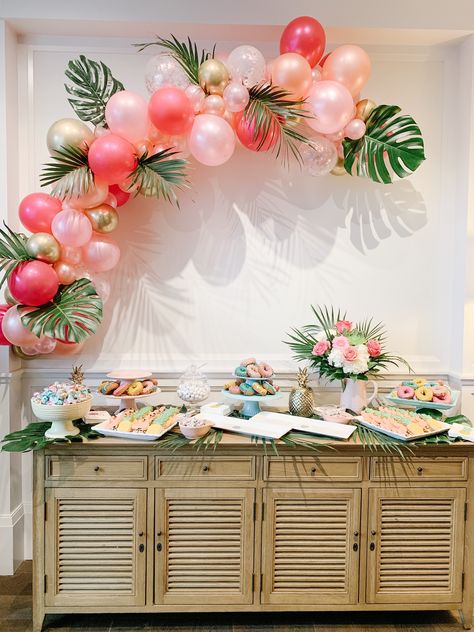 Tropical Party Birthday, Hawaian Party Decor, 21st Luau Party Ideas, Aloha 30th Birthday Party Ideas, Tropical Spa Party, Aloha Balloon Arch, Summer Party Decor Ideas, Tropical Party Photo Backdrop, Elegant Tropical Party Decor