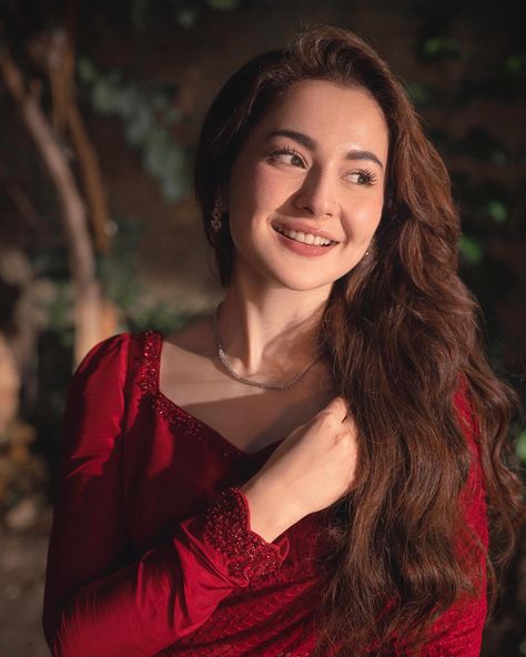 Hania Amir stuns in this gorgeous red saree 😍 Shop her look from laam.pk ✨ Brand: Faiza Saqlain ‼️ EVERYTHING FOR EVERYONE‼️☀️ 🇺🇸🇦🇺 USA & AUS - Flat PKR 7,500 shipping fee. 🇬🇧 UK - Flat PKR 7,500 and Free shipping on all orders above PKR 70,000. 🇦🇪 UAE - Flat PKR 1,500 and Free shipping on all orders over PKR 10,000. 🇸🇦 KSA - Flat PKR 5,000 and Free shipping on all orders over PKR 25,000. 🛍️ Tap the link in bio to shop now! @laamofficial @laambasics @laam_man @laam_kids @laam_couture @la... Faiza Saqlain, Cute Celebrity Couples, Hania Amir, Couple Pics For Dp, Self Portrait Poses, Beautiful Curly Hair, Red Saree, Photography Poses Women, Pakistani Actress