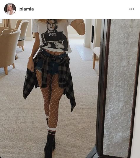 Pia Mia | Fishnets with shorts and crop top White Fishnet Stockings, White Fishnets, Silvester Outfit, Look Grunge, Fest Outfits, Instagram Baddie, Estilo Grunge, Neue Outfits, Mode Casual