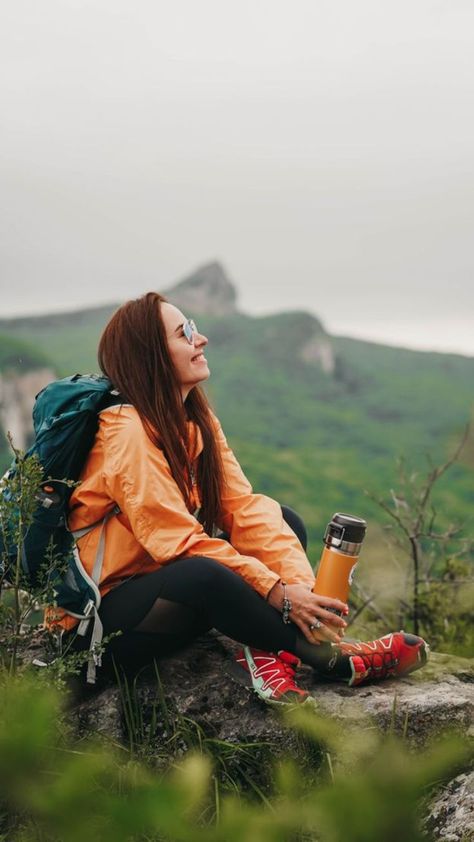 Celebrate spring on the trails with these chic and functional women's hiking outfits. Embrace the season's beauty while conquering the great outdoors. 🌼🌿 #SpringHikingOutfits #TrailFashion #AdventureInStyle Woman In The Mountains, Hiking Portraits, Mountain Hiking Photography, Trail Photoshoot, Hiking Photoshoot, Hiking Picture Ideas, Spring Hiking Outfits, Hiking Poses, Trekking Photography