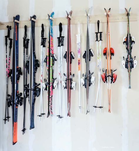 Hockey Stick Rack Diy, Diy Ski Rack Wall Mount, Ski Rack Diy, Ski Gear Storage, Diy Ski Rack, Ski Mudroom, Ski Equipment Storage, Ski Rack Garage, Ski Racks