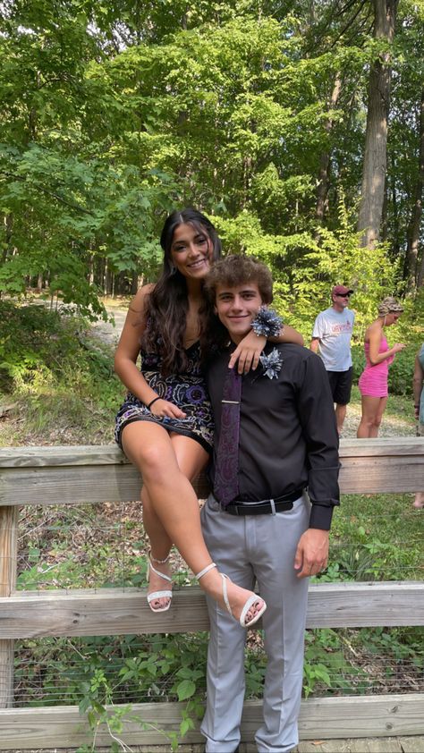 Prom Photos With Friends Guys, Brother And Sister Hoco Pics, Hoco Photoshoot Couples, Hoco Poses With Date Funny, Funny Pic Poses, Homecoming Photo Ideas With Friends Guys, Homecoming Picture Ideas For Couples Cute Poses, Hoco Pose Ideas With Date, Funny Hoco Pics With Date