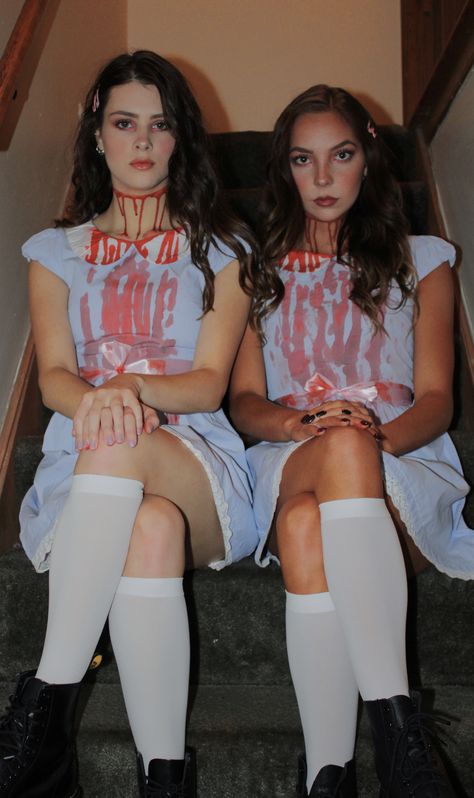 Halloween Ideas For Teens, Shining Twins Costume, Costume Halloween Duo, Halloween Ideas Costumes, Two Person Halloween Costumes, Twin Costumes, Halloween Duos, Horror Halloween Costumes, Twin Halloween