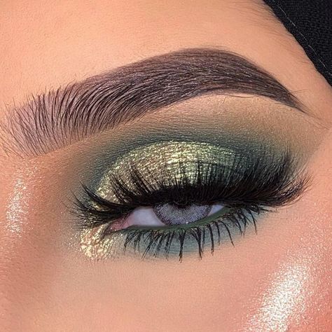 Quinceanera Emerald Green Cake, Emerald Green High Heels, Sage Makeup Look, Dark Green Quinceanera Theme, Sage Quinceanera, Green And Gold Makeup, Emerald Eye Makeup, 16 Nails, Green Eyeshadow Look