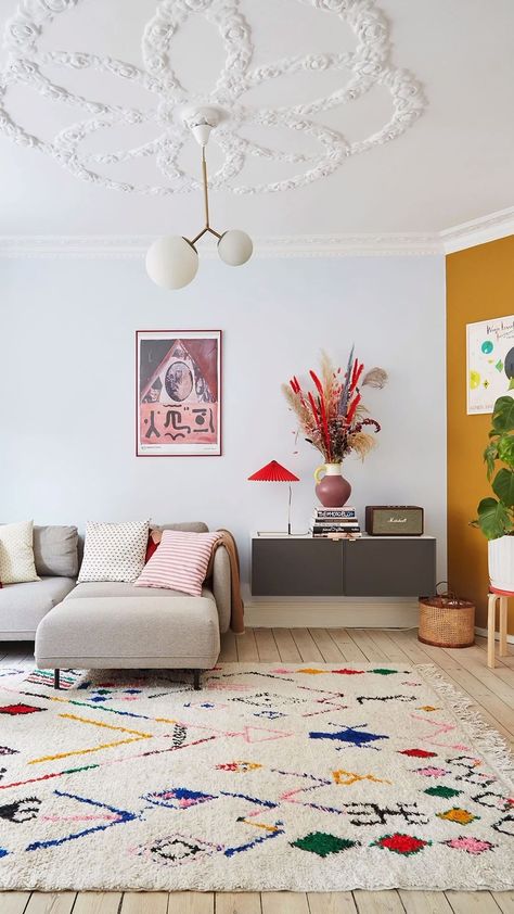 226 gilla-markeringar, 7 kommentarer - Bolig Magasinet (@boligmagasinetdk) på Instagram: "Elsker du moderne indretning med personlighed og farvemod, så vil du elske skuespillerne…" Copenhagen Apartment, Living Colors, Scandinavian Color, A Rug, Living Room Inspo, A Living Room, Modern Retro, Interior Inspo, Creative Home