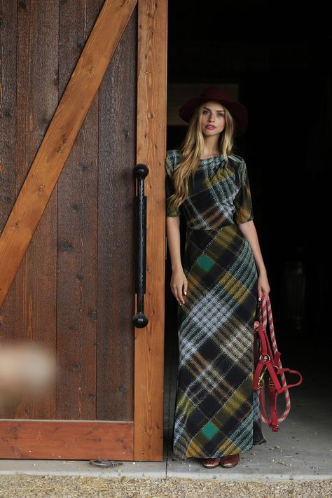 Tartan Fashion, Tartan Dress, Maxi Dress Green, Harris Tweed, Fall Collection, Plaid Dress, Modest Dresses, Modest Outfits, Womens Fashion Casual