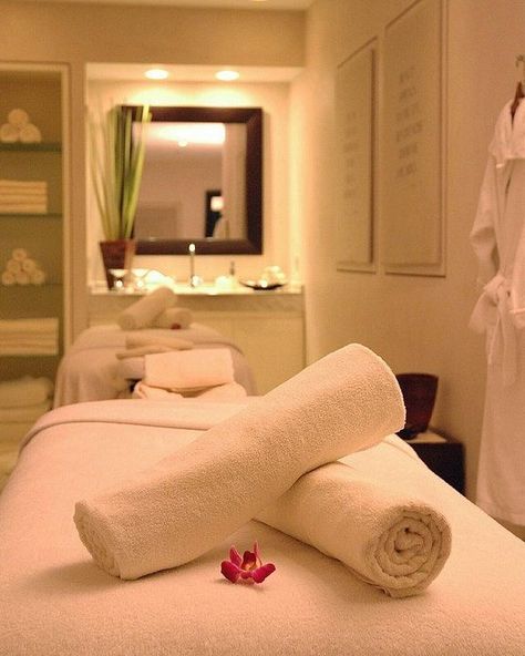 Massage Ideas, Spa Room Ideas, Salon Designs, Massage Room Decor, Massage Therapy Rooms, Dreams Spa, Spa Treatment Room, Spa Life, Massage Business