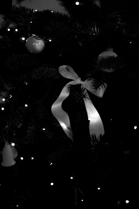 Black And White Wallpaper Christmas, Black And White Christmas Aesthetic Wallpaper, Black Cozy Aesthetic, Wallpaper Dark Christmas, Dark Xmas Aesthetic, Dior Christmas Wallpaper, Christmas Black Aesthetic, Dark Christmas Wallpaper Aesthetic, Dark December Aesthetic