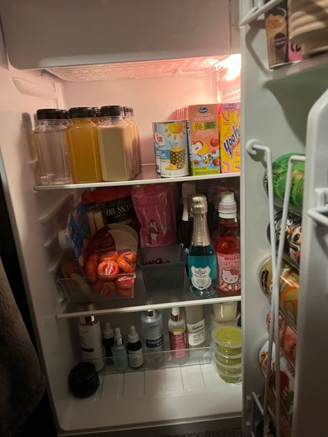 Open mini fridge stopped with skin care drinks and mini wine bottles. College Mini Fridge Food, Min Fridge In Bedroom, Mini Fridge Essentials, College Fridge Organization, Mini Fridge Bedroom Ideas, Mini Refrigerator Aesthetic, Rooms With Mini Fridge, Mini Fridge Stocking Ideas, Decorated Mini Fridge