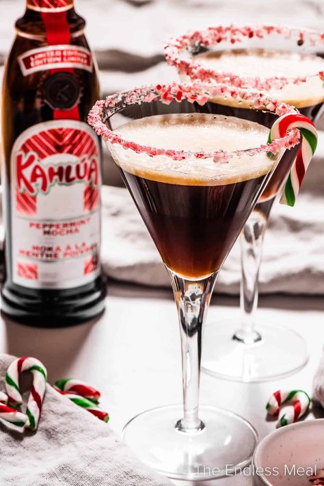 Peppermint Espresso Martini, Chocolate Espresso Martini, Peppermint Vodka, Flavored Alcohol, Peppermint Coffee, Xmas Drinks, Espresso Martini Recipe, Festive Appetizers, Make Simple Syrup