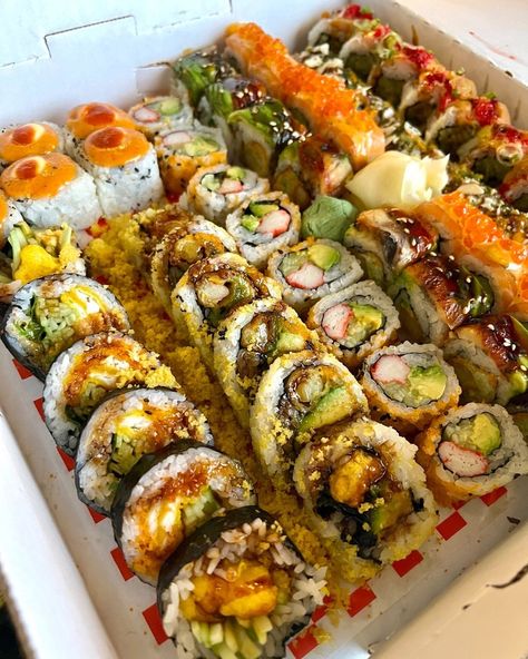 Satisfying Eats, Sushi Platter, Asian Restaurant, Healthy Summer Recipes, Food L, Food Babe, Best Food Ever, Sushi Bar, Food Themes